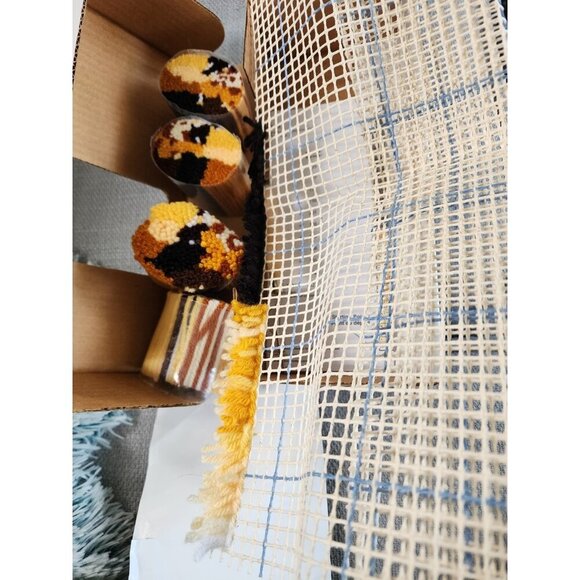 Wonderart Latch Hook Kit 12"X12" Puppy Love Open Box  Please read condition desc - Picture 2 of 2